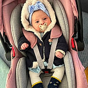 Jade a rejoint le concours — aidez-le/la à gagner de superbes lots ! baby, infant, newborn, pacifier, headband_bow, car_seat, seat_harness, coat, fur_hood, socks, daisy_pattern, pink, gray, blanket, portrait, cute, indoor, close_up, hands, legs