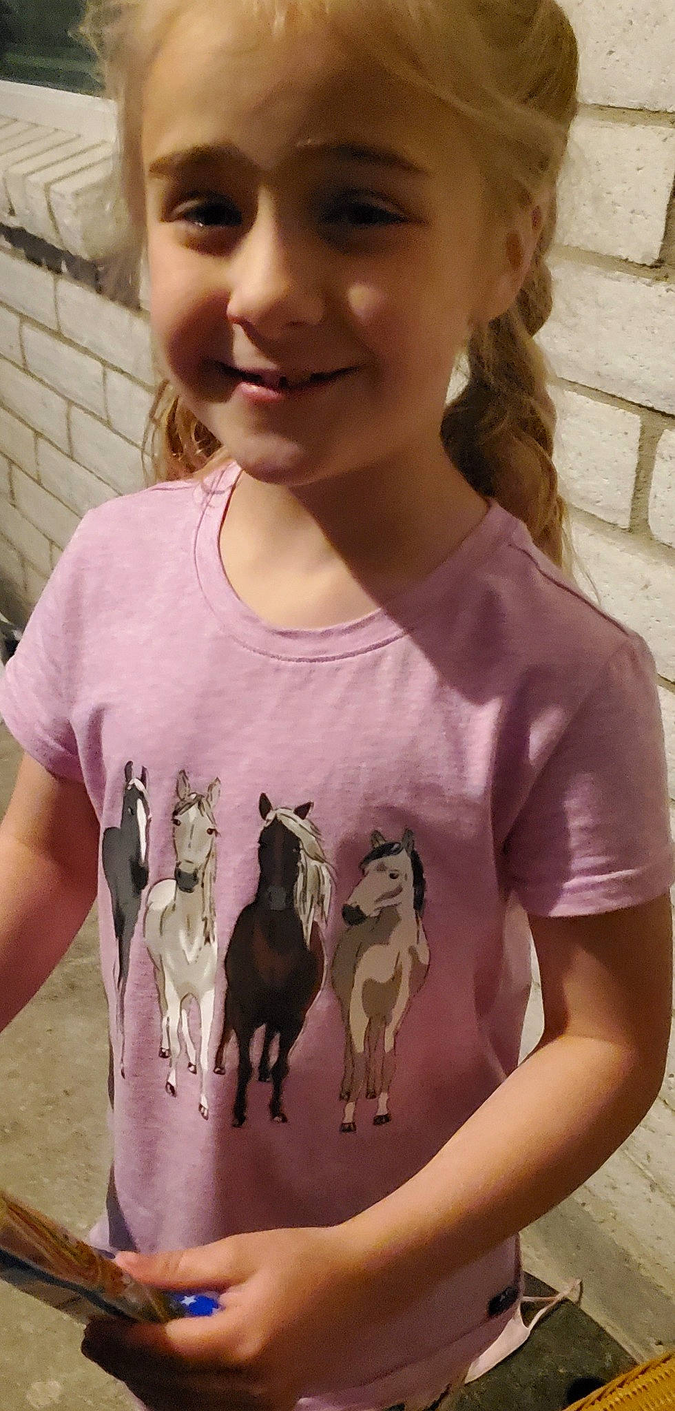 Lola is registered to the contest to win money with this photo: blond, brick, cool, fawn, felidae, happy, human, joy, neck, necklace, organ, person, pink, shoulder, skin, sleeve, sleeveless_shirt, smile, summer, t_shirt