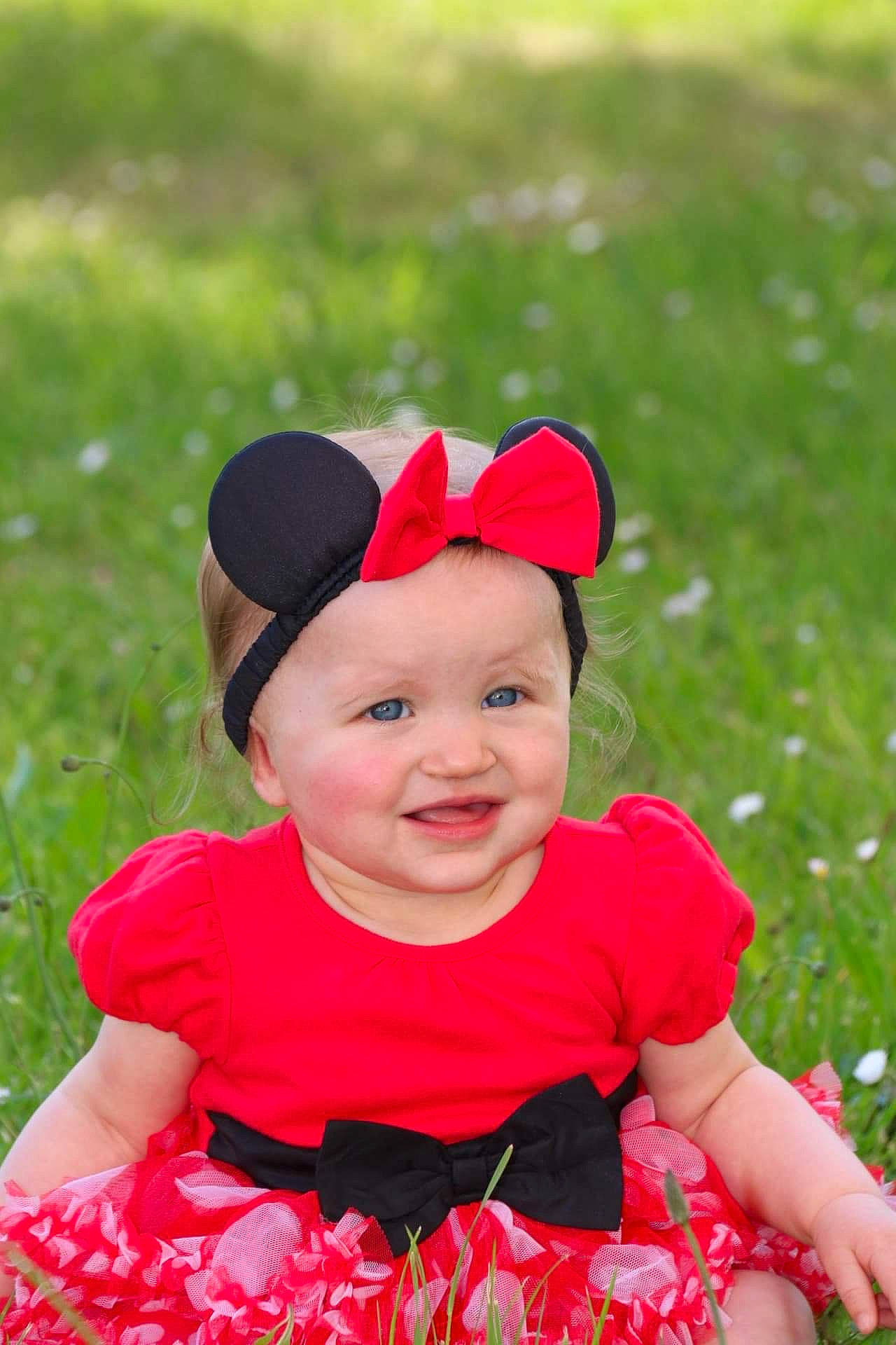 Irys participe au concours pour gagner de l'argent avec cette photo : baby, baby_toddler_clothing, cap, child, eye, face, fun, grass, happy, head, headwear, joy, lip, magenta, pattern, people_in_nature, person, pink, plant, red