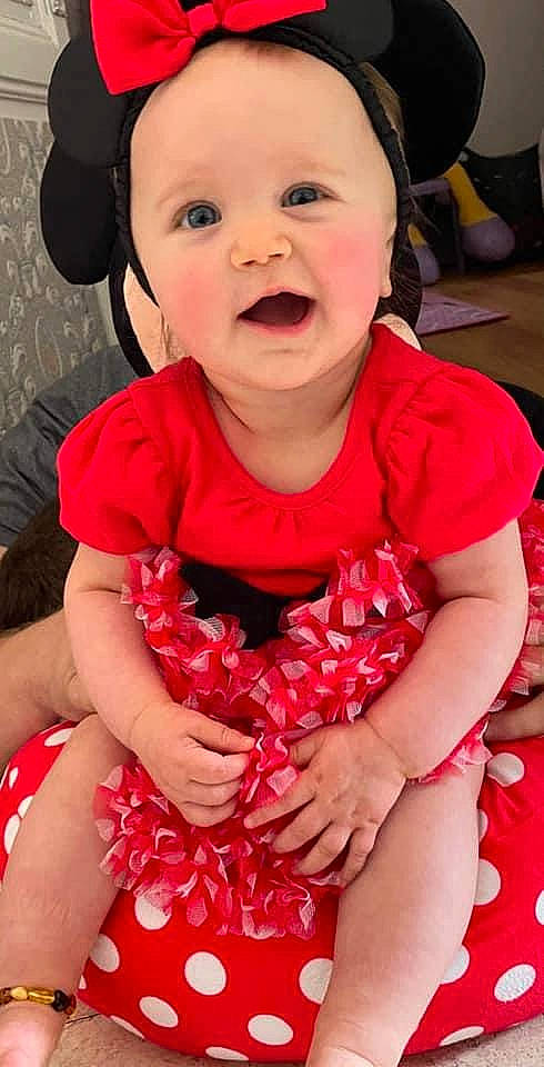 Irys a rejoint le concours — aidez-le/la à gagner de superbes lots ! baby, baby_toddler_clothing, cheek, child, dress, face, facial_expression, finger, happy, iris, lip, organ, person, pink, product, red, skin, sleeve, smile, toddler