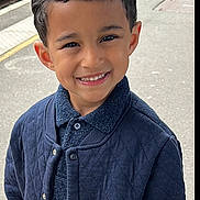 Zayn participe au concours pour gagner de l'argent avec cette photo : child, boy, smiling, face, portrait, young, clothing, jacket, outdoor, train_platform, urban, casual, happy, person, standing, cute, fashion, hair, skin, eyes