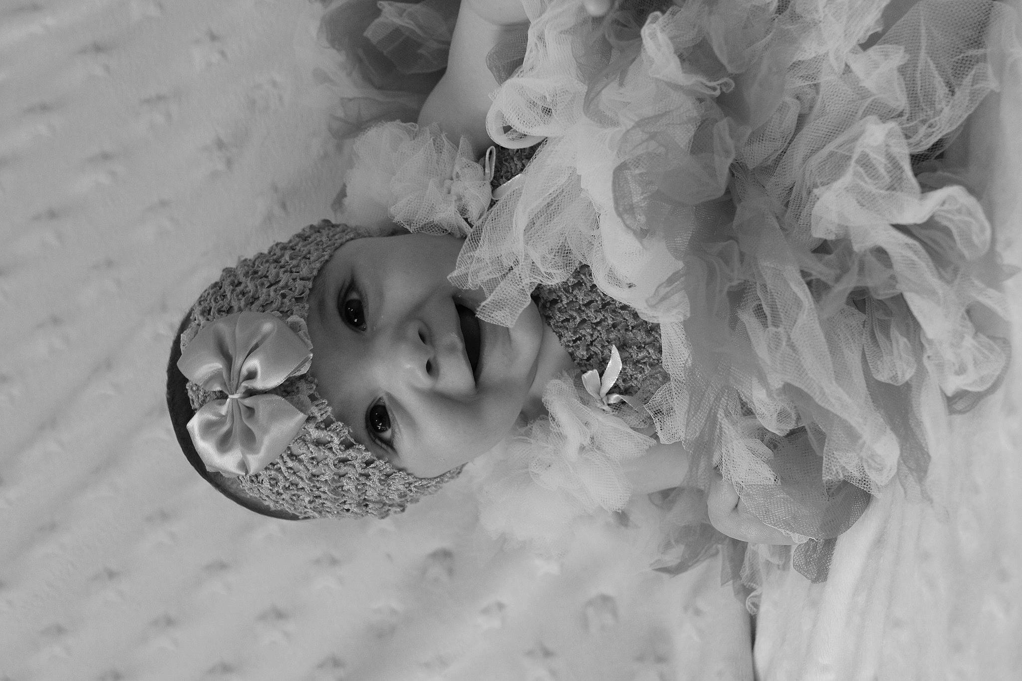 Hayden a rejoint le concours — aidez-le/la à gagner de superbes lots ! art, baby, black_and_white, close_up, cut_flowers, eye, eyelash, fashion_accessory, happy, head, headgear, headwear, monochrome, monochrome_photography, pattern, person, petal, plant, smile, still_life_photography