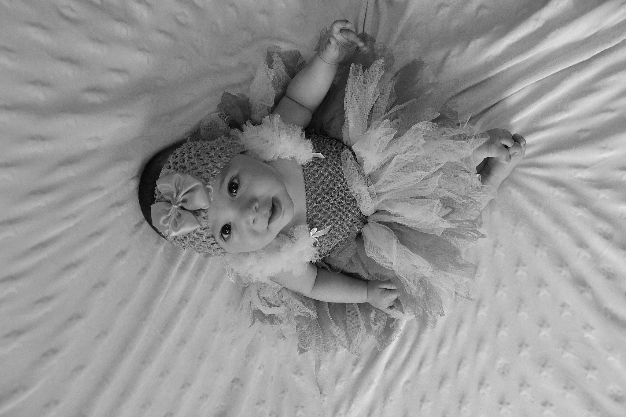 Hayden a rejoint le concours — aidez-le/la à gagner de superbes lots ! arm, black_and_white, bridal_accessory, dress, feather, flash_photography, grey, happy, headpiece, headwear, human_body, monochrome, monochrome_photography, organism, pattern, person, petal, plant, style, textile