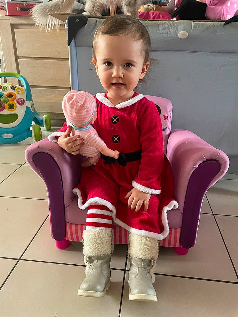 Kelly participe au concours pour gagner de l'argent avec cette photo : baby, baby_toddler_clothing, chair, child, event, face, fun, happy, knee, lap, leg, magenta, person, pink, shoe, sleeve, smile, sneakers, sock, thigh