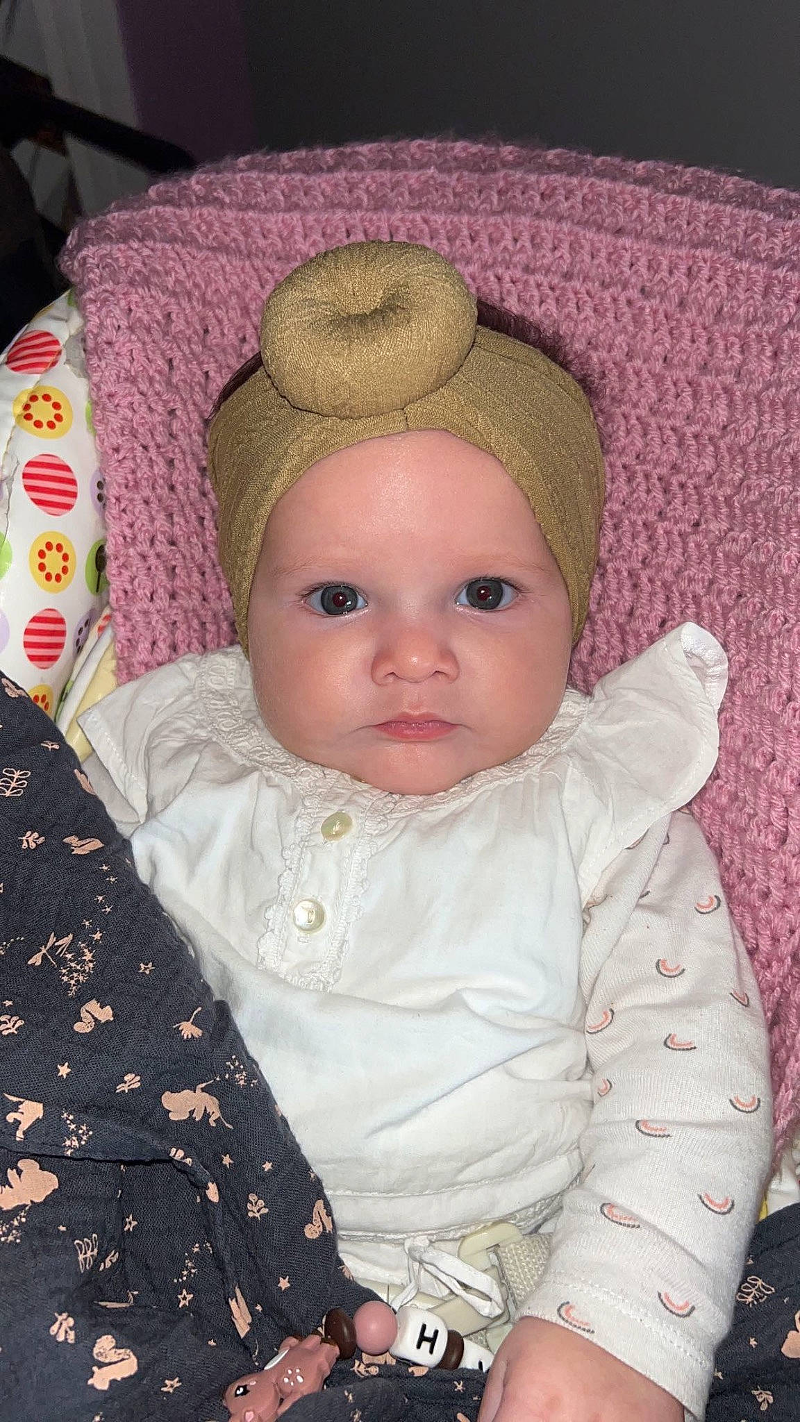 Hylona a rejoint le concours — aidez-le/la à gagner de superbes lots ! baby, baby_toddler_clothing, cap, cheek, chin, comfort, eye, face, facial_expression, iris, knit_cap, linens, lip, nose, person, pink, skin, sleeve, textile, toddler