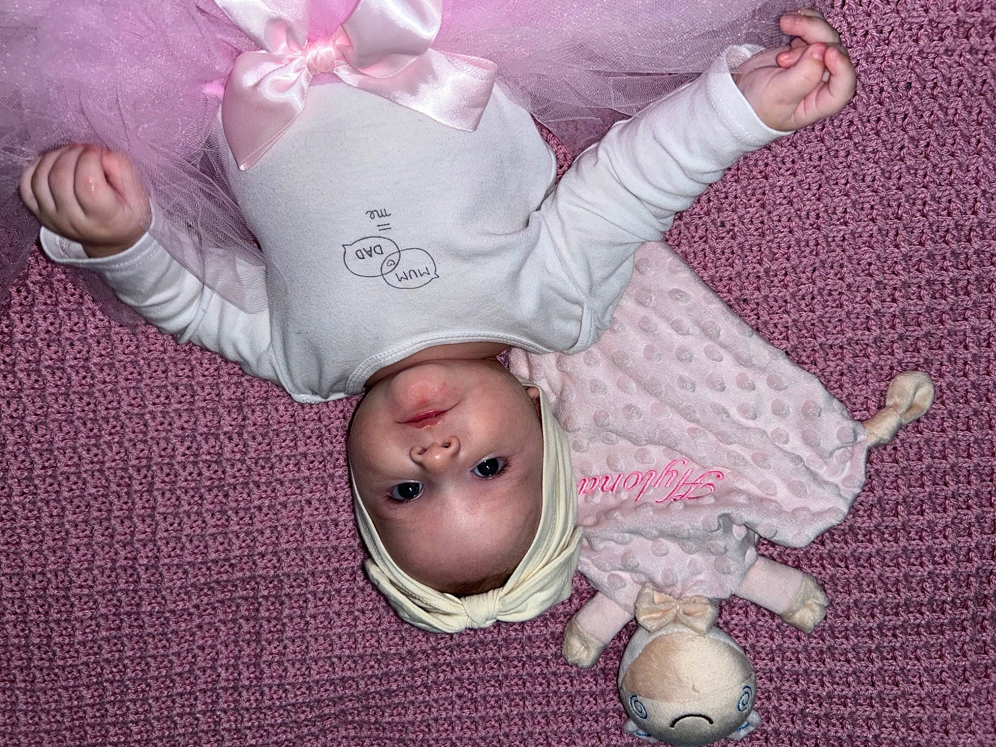 Hylona a rejoint le concours — aidez-le/la à gagner de superbes lots ! baby, baby_products, baby_sleeping, baby_toddler_clothing, cheek, child, comfort, fashion_accessory, flooring, fun, gesture, happy, head, headgear, human_body, magenta, person, pink, sleeve, toddler