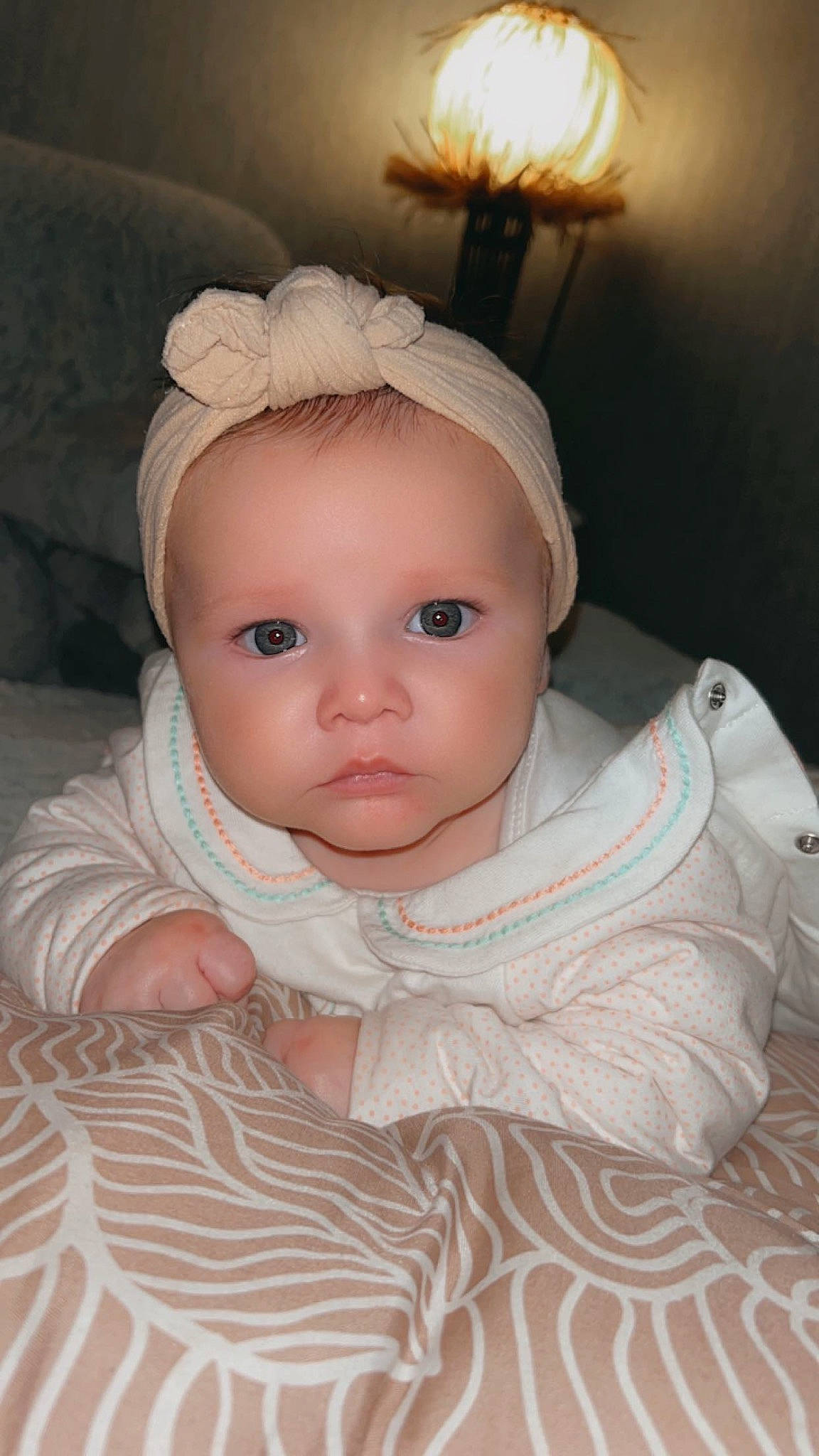 Hylona a rejoint le concours — aidez-le/la à gagner de superbes lots ! baby, baby_toddler_clothing, cap, cheek, child, comfort, costume_hat, eyelash, fashion_accessory, flash_photography, fur, headband, headpiece, human_body, linens, lip, person, skin, sleeve, toddler