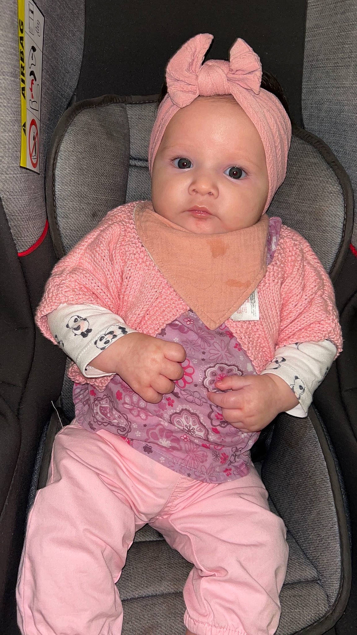 Hylona a rejoint le concours — aidez-le/la à gagner de superbes lots ! baby, baby_products, baby_toddler_clothing, car_seat, chair, cheek, child, comfort, eyelash, iris, lip, magenta, mouth, nose, person, pink, sitting, skin, sleeve, textile