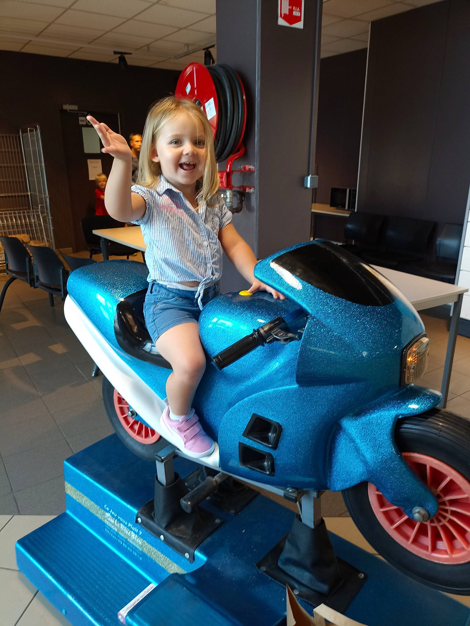 Tyana participe au concours pour gagner de l'argent avec cette photo : automotive_design, automotive_exterior, automotive_lighting, automotive_tire, automotive_wheel_system, bumper, electric_blue, fender, fun, human_leg, leisure, motor_vehicle, person, recreation, rim, smile, thigh, tire, toddler, vehicle