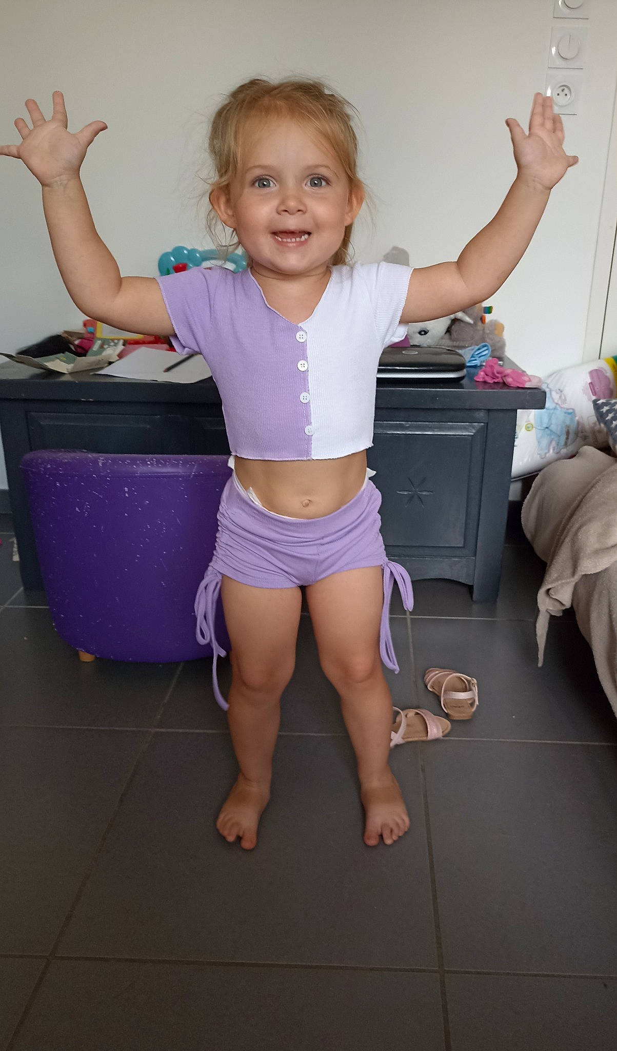 Tyana a rejoint le concours — aidez-le/la à gagner de superbes lots ! abdomen, arm, child, foot, fun, gesture, hand, happy, human_leg, joint, joy, knee, leg, person, purple, shoulder, smile, thigh, thumb, toddler