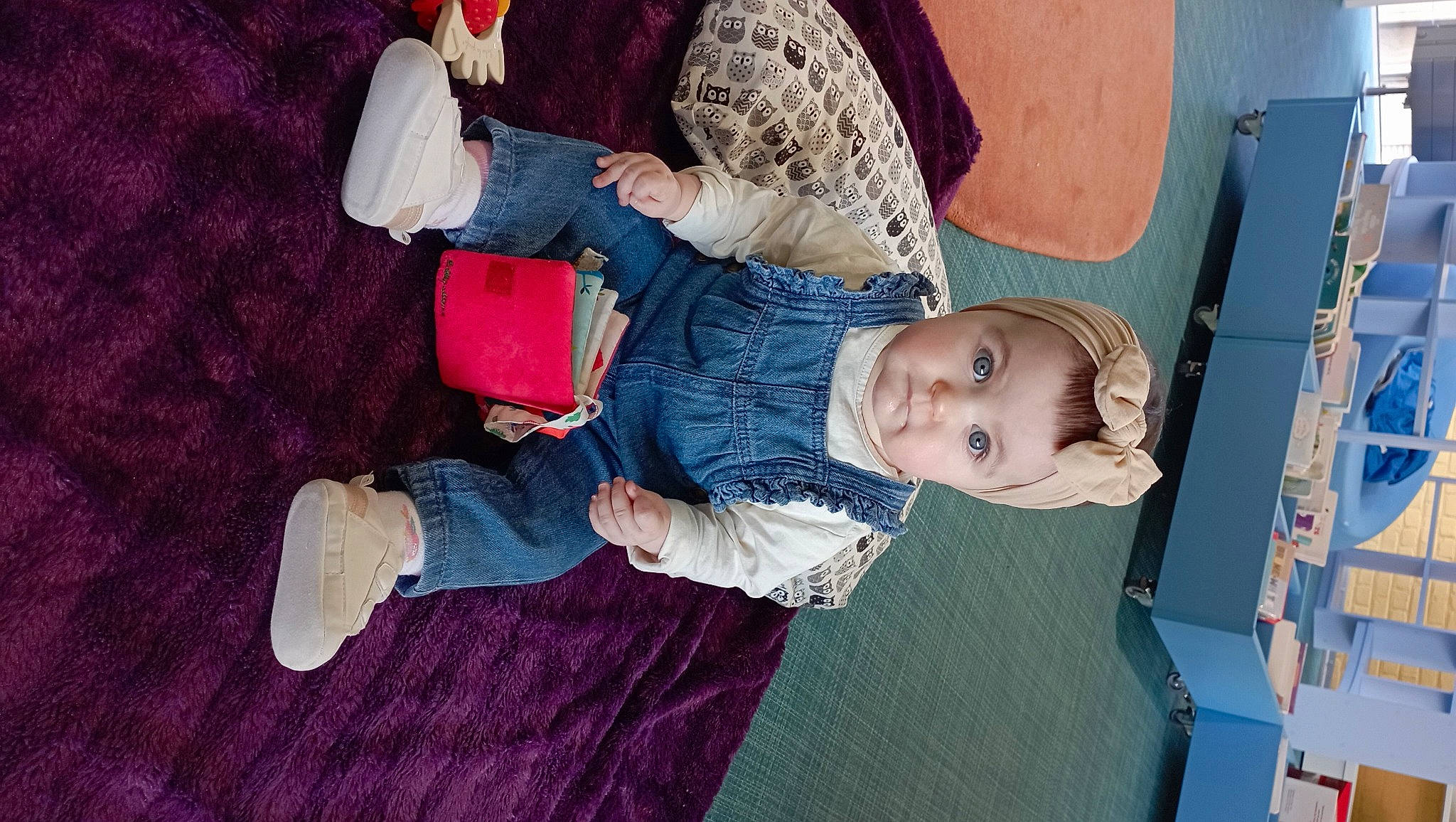 Nina a rejoint le concours — aidez-le/la à gagner de superbes lots ! baby, baby_toddler_clothing, child, comfort, electric_blue, floor, flooring, fun, human_leg, jeans, lap, leg, pattern, person, purple, room, sitting, skin, smile, toddler