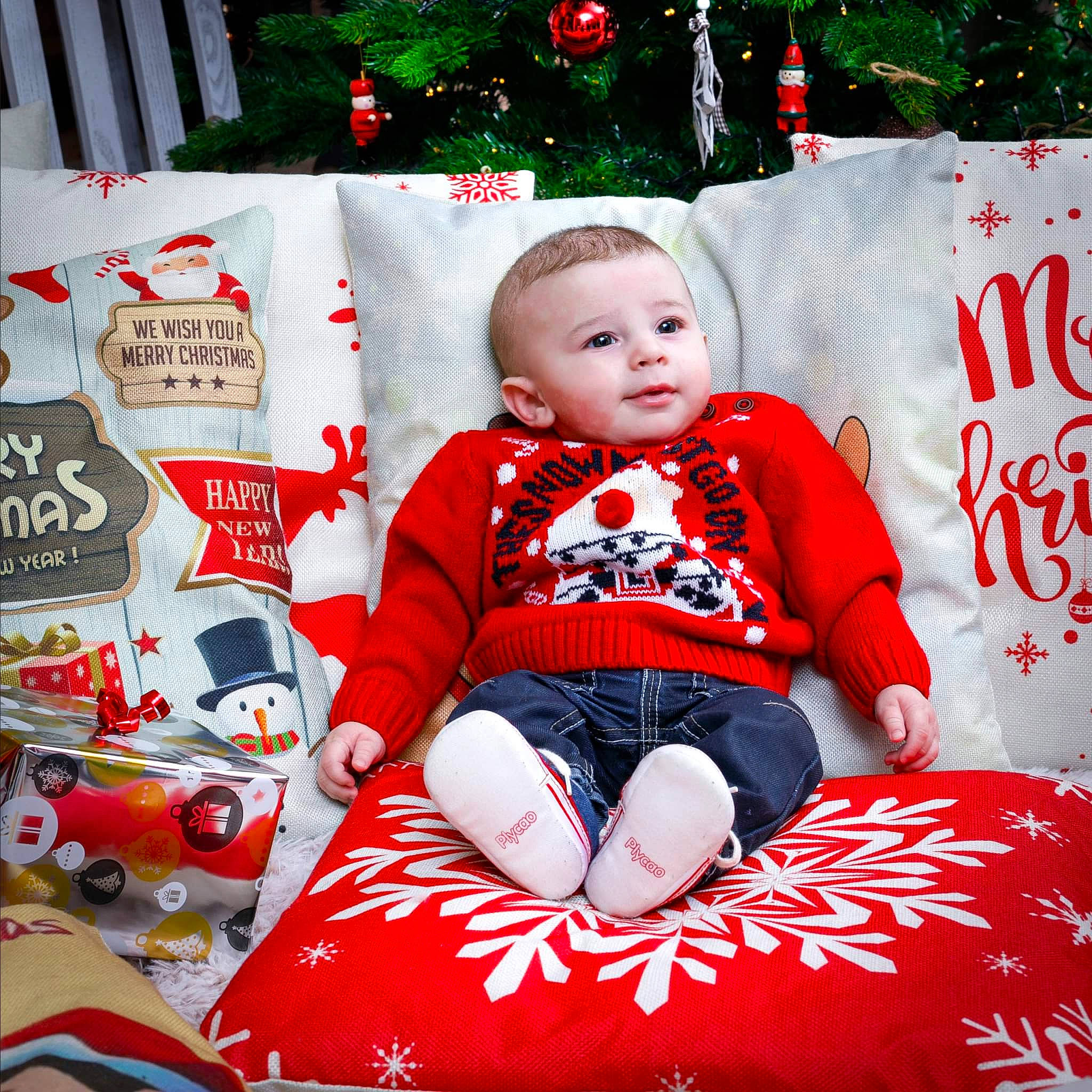 Izao participe au concours pour gagner de l'argent avec cette photo : baby_toddler_clothing, child, christmas, christmas_decoration, christmas_eve, christmas_ornament, christmas_tree, event, green, happy, holiday, holiday_ornament, lap, pattern, person, red, sitting, sleeve, t_shirt, toddler