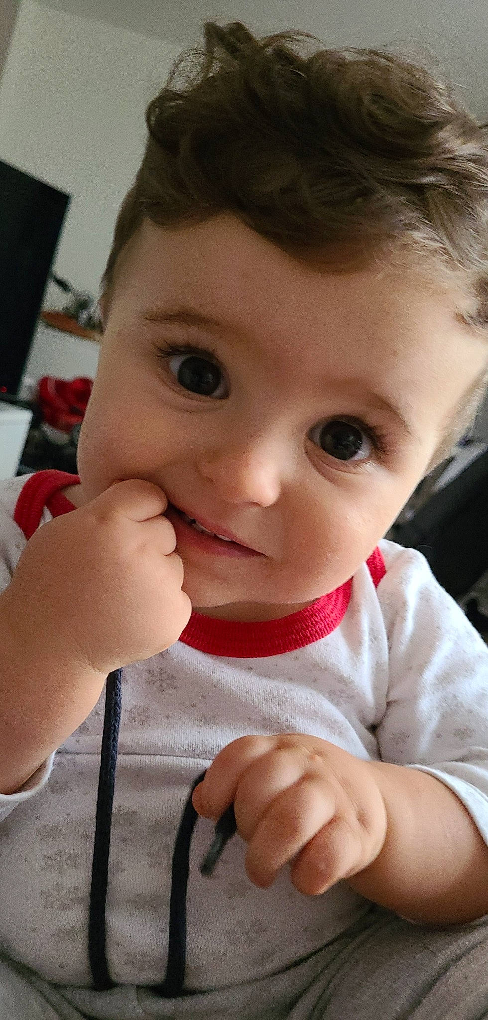Menzo participe au concours pour gagner de l'argent avec cette photo : arm, baby_toddler_clothing, cheek, chin, ear, eyebrow, eyelash, finger, gesture, hairstyle, hand, happy, iris, joy, lip, mouth, nose, person, skin, sleeve
