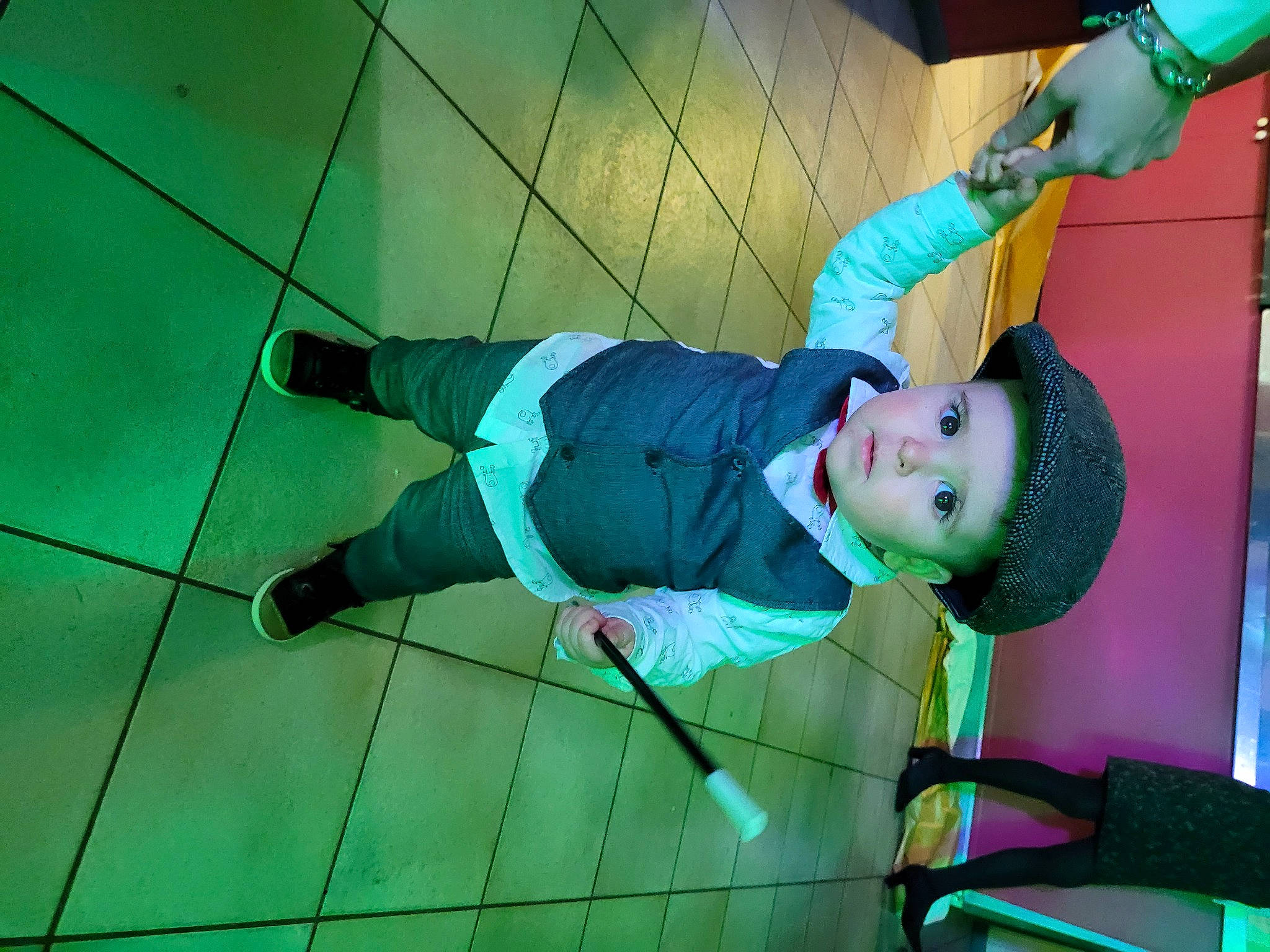 Menzo a rejoint le concours — aidez-le/la à gagner de superbes lots ! child, electric_blue, entertainment, flooring, fun, grass, happy, hat, headwear, knee, leisure, magenta, pattern, person, recreation, sandal, smile, sneakers, toddler