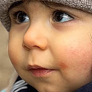 Lévon a rejoint le concours — aidez-le/la à gagner de superbes lots ! baby, bib, blue_eyes, cheeks, child, close_up, clothing, cute, expression, face, hat, innocence, knit_hat, lip_gloss, portrait, skin, soft_light, toddler, warm_clothing, young_child