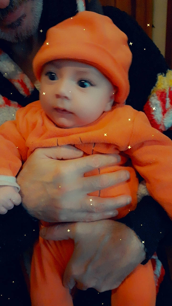 Jules a rejoint le concours — aidez-le/la à gagner de superbes lots ! arm, baby, cap, cheek, eye, face, finger, hand, happy, head, headwear, human_body, lip, mouth, muscle, nose, person, skin, stomach, thumb