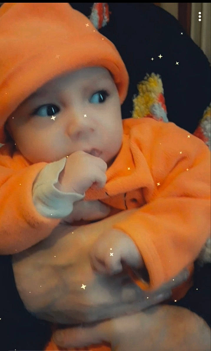 Jules a rejoint le concours — aidez-le/la à gagner de superbes lots ! baby, cap, cheek, child, christmas, comfort_food, drinkware, fur, headwear, helmet, lip, nose, person, plastic, sweetness, toddler, toy