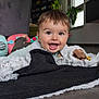 Noé a rejoint le concours — aidez-le/la à gagner de superbes lots ! baby, smiling, blanket, floor, indoor, toy, happy, child, person, cozy, couch, plant, window, shelf, home, cute, face, expression, clothing, toddler