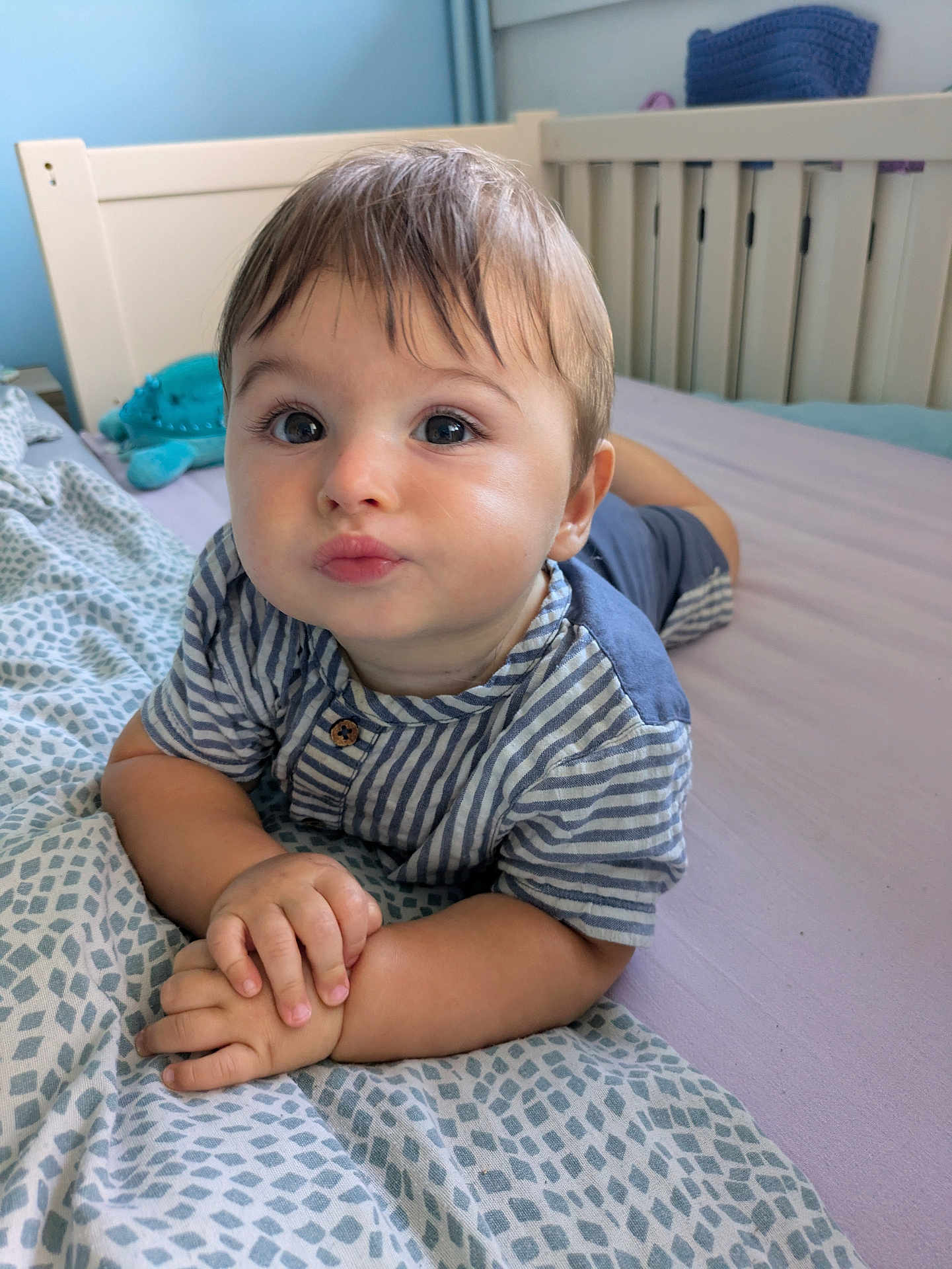 Noé a rejoint le concours — aidez-le/la à gagner de superbes lots ! baby, child, infant, bed, bedding, crib, blue_wall, striped_shirt, hand, face, eyes, expression, indoors, furniture, skin, hair, clothing, cute, portrait, lying_down