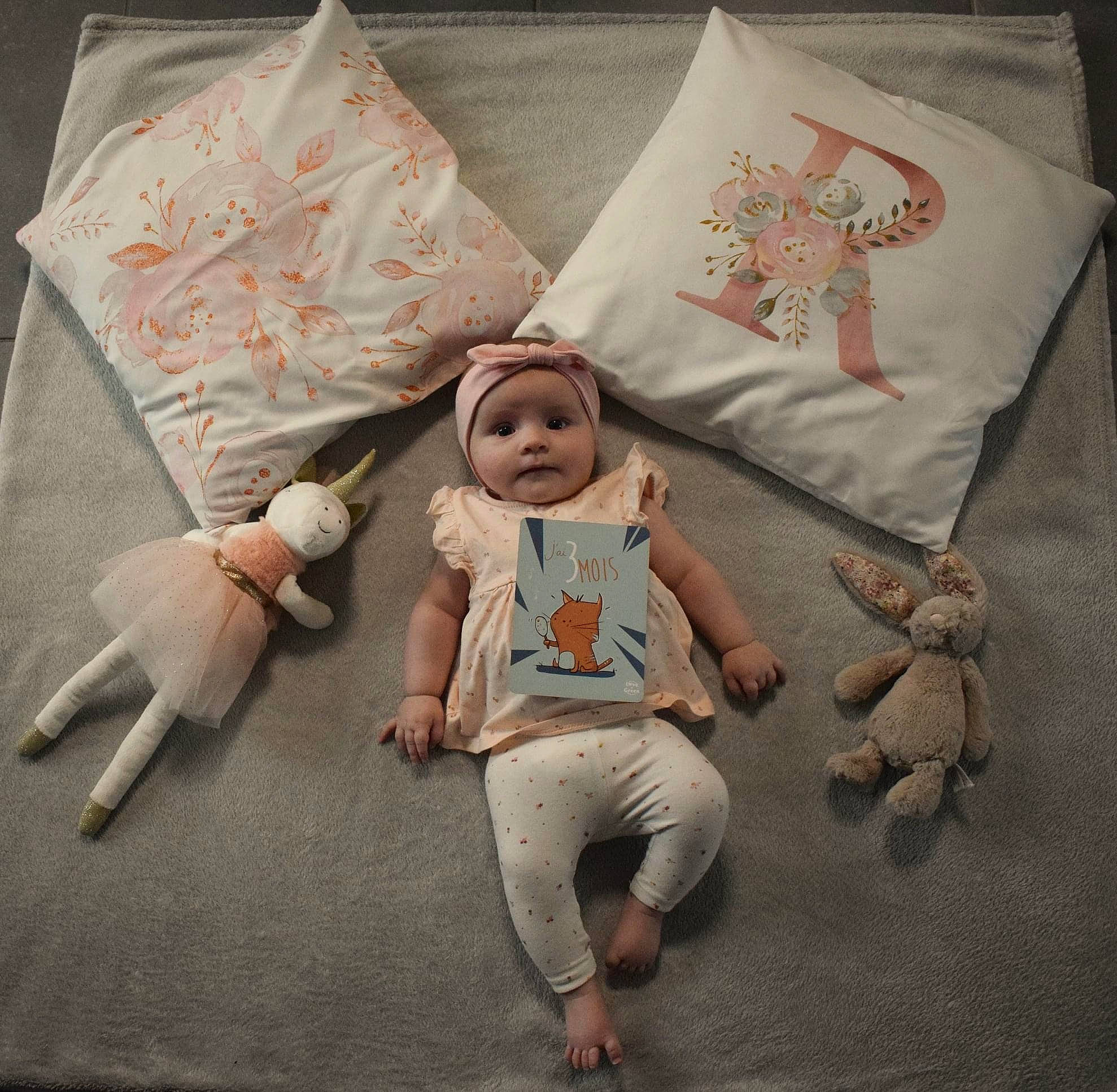 Rosalyss participe au concours pour gagner de l'argent avec cette photo : bed, bed_sheet, bedding, child, comfort, flooring, gesture, happy, headwear, linens, mammal, paper, pattern, person, pillow, room, sleeve, t_shirt, textile, throw_pillow