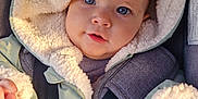 Ava a rejoint le concours — aidez-le/la à gagner de superbes lots ! baby, child, blue_eyes, hooded_jacket, knitted_blanket, car_seat, warm_clothing, curious_expression, soft_texture, close_up, indoor, seatbelt, infant, cute, portrait, winter_wear, face, hand, cozy, sitting