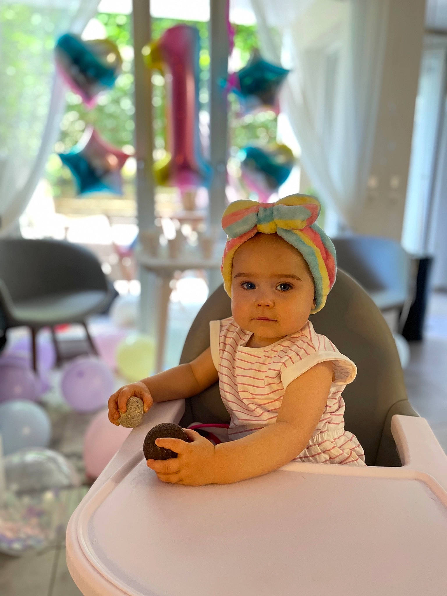 Emma participe au concours pour gagner de l'argent avec cette photo : baby, birthday, cake_decorating, chair, child, dress, event, fun, happy, hat, headwear, icing, leisure, peach, person, recreation, sitting, skin, sugar_cake, sweetness