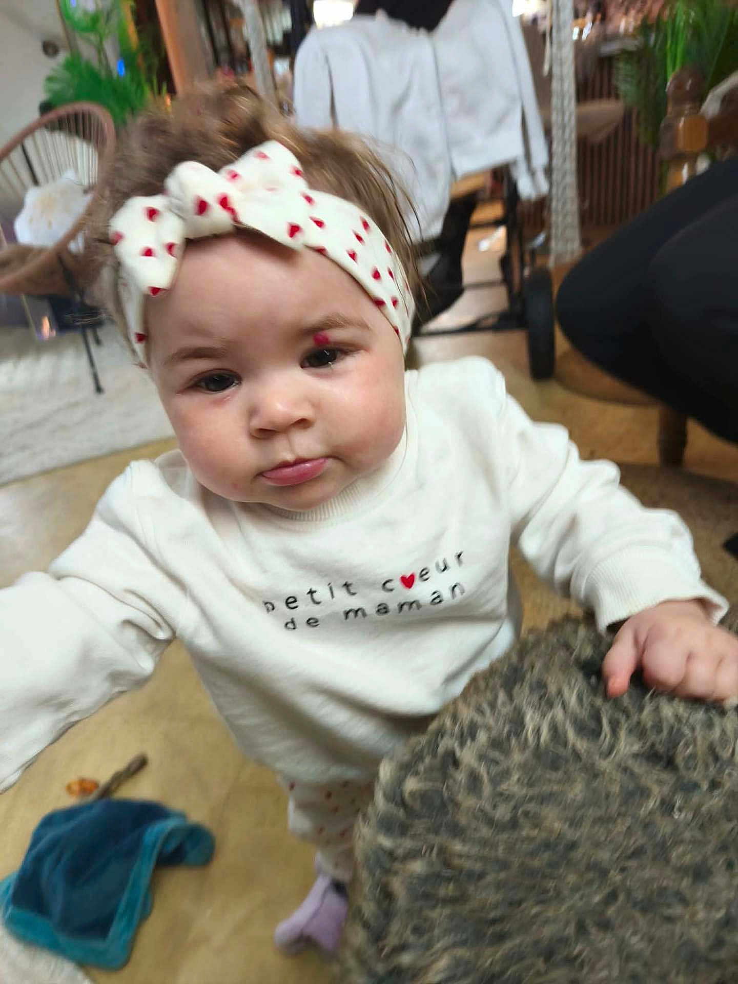 Lyzëa a rejoint le concours — aidez-le/la à gagner de superbes lots ! toddler, child, headband, indoor, floor, hand, clothing, sweater, person, baby, fabric, toy, blur, cozy, home, footwear, pajamas, texture, cute, curious