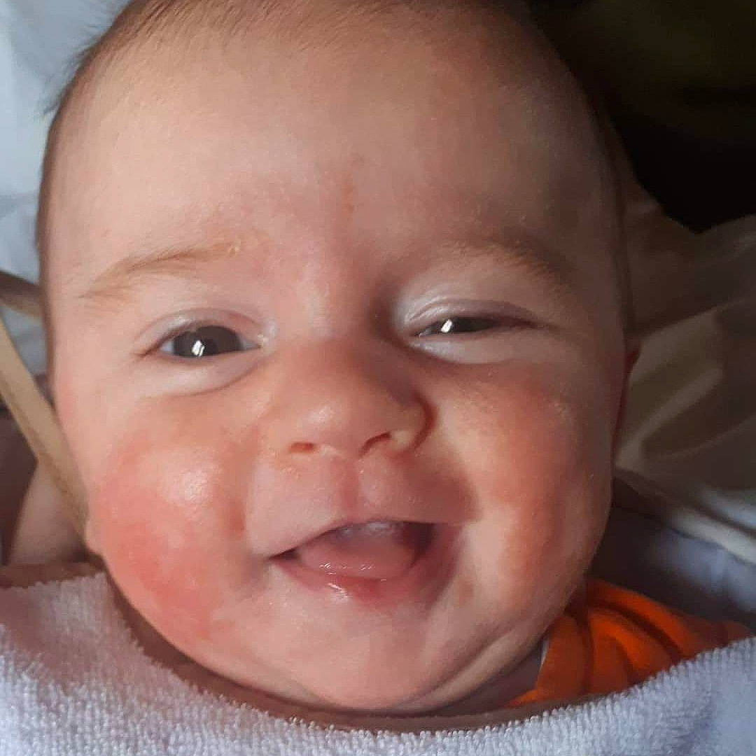 Daisy participe au concours pour gagner de l'argent avec cette photo : baby, baby_making_funny_faces, cheek, child, chin, close_up, eye, eyebrow, face, facial_expression, forehead, head, iris, lip, mouth, nose, organ, person, skin, smile