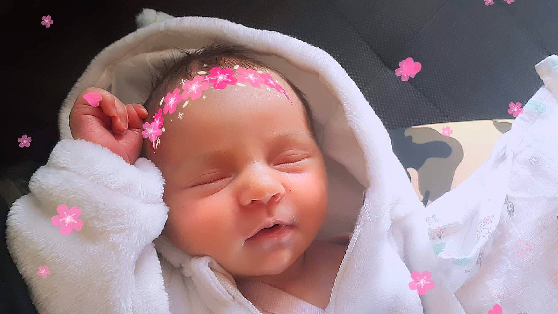 Daisy participe au concours pour gagner de l'argent avec cette photo : baby, baby_products, baby_sleeping, cheek, child, ear, eye, face, forehead, hair_accessory, head, headband, headgear, lip, mouth, nose, person, pink, skin, smile