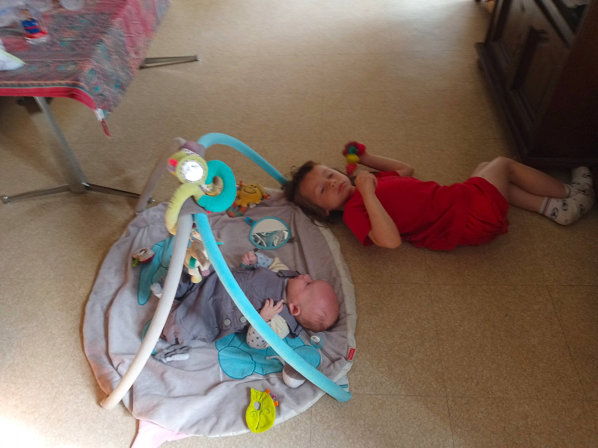 Yôna participe au concours pour gagner de l'argent avec cette photo : baby, child, comfort, floor, flooring, foot, fun, hardwood, joint, knee, leg, leisure, mammal, person, room, shipping_box, sitting, smile, toddler, toy