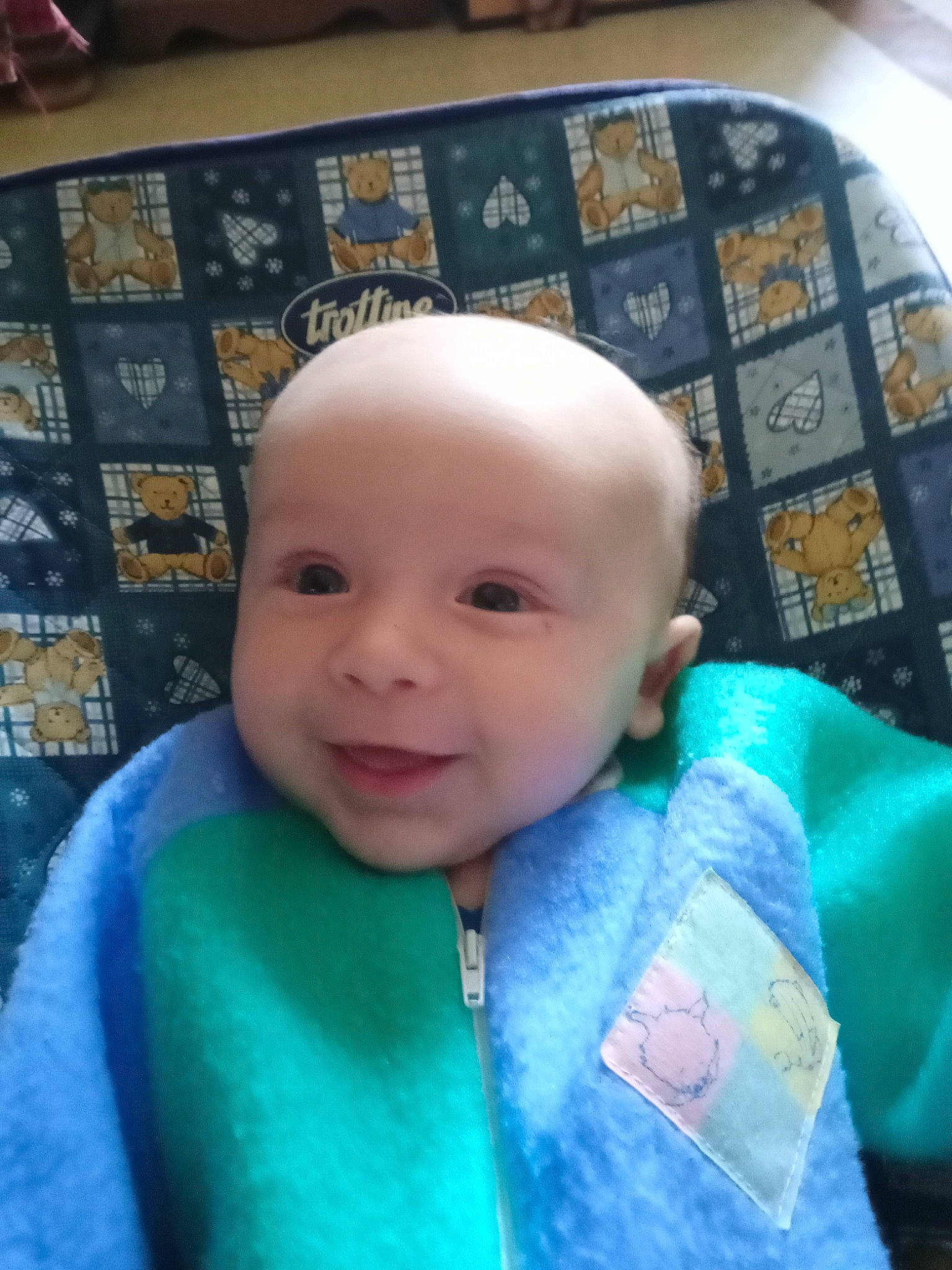 Yôna a rejoint le concours — aidez-le/la à gagner de superbes lots ! azure, baby, baby_products, baby_toddler_clothing, cheek, child, fun, happy, head, linens, nose, pattern, person, room, selfie, sitting, sleeve, smile, toddler, wool