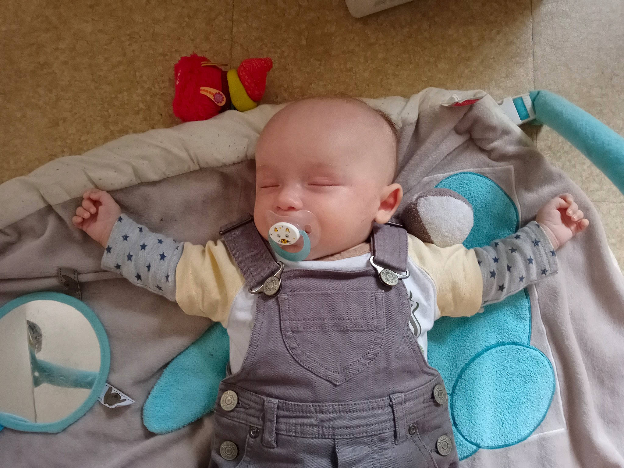 Yôna participe au concours pour gagner de l'argent avec cette photo : baby, baby_carriage, baby_products, baby_safety, baby_sleeping, baby_toddler_clothing, baby_toys, cheek, child, comfort, face, head, linens, person, product, skin, sleeve, stuffed_toy, textile, toddler