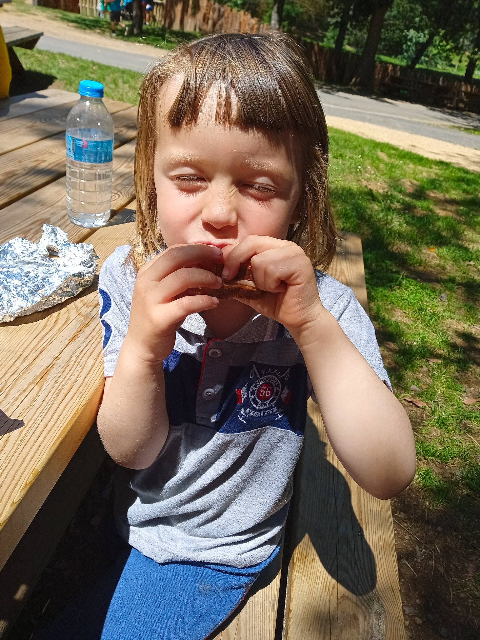 Tery a rejoint le concours — aidez-le/la à gagner de superbes lots ! bottle, chair, child, drinking_water, finger, gesture, grass, happy, leisure, lip, mouth, nose, person, plant, summer, table, tableware, thumb, toddler, water