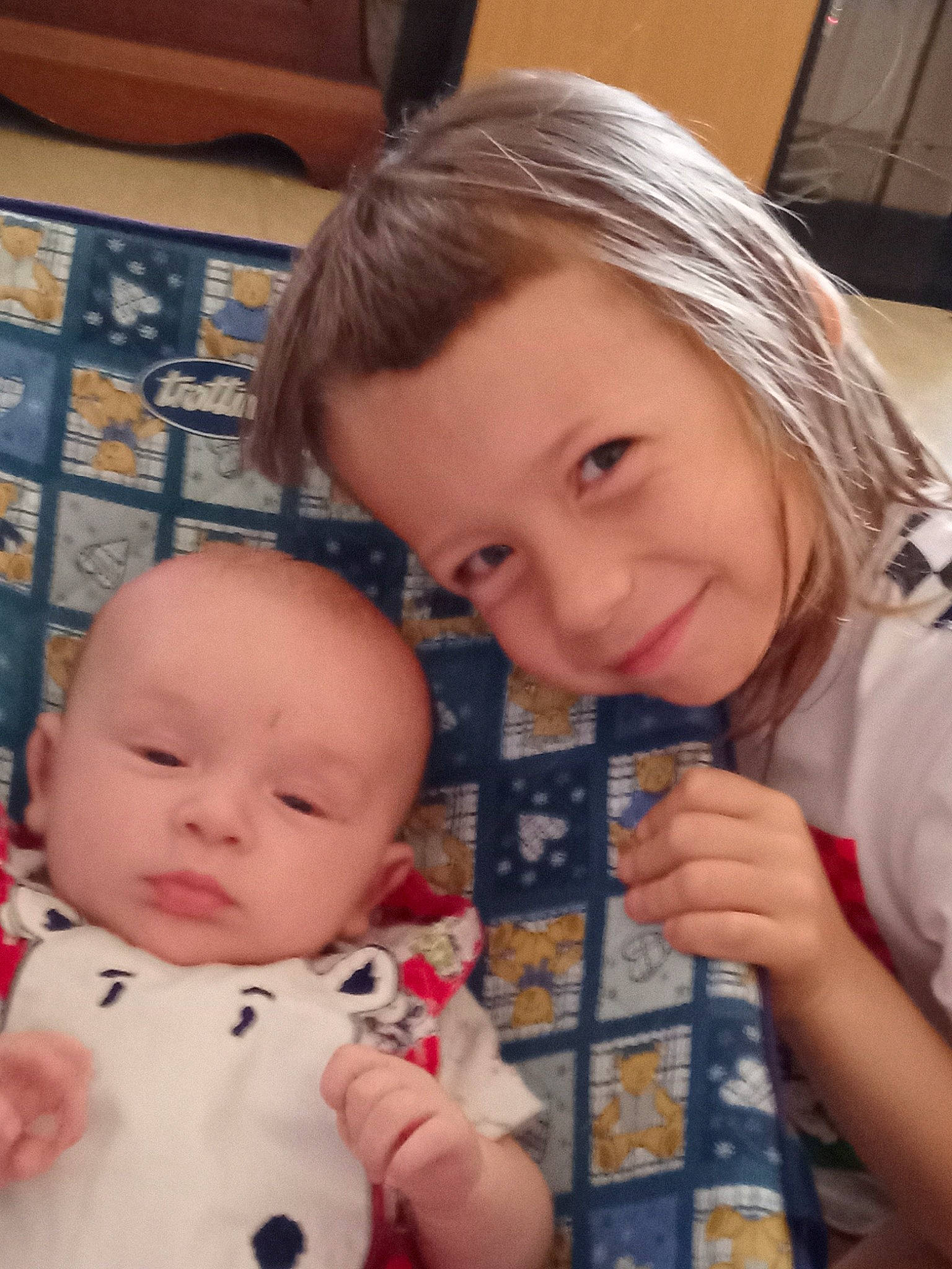 Tery participe au concours pour gagner de l'argent avec cette photo : arm, baby_toddler_clothing, cheek, chin, eye, face, facial_expression, finger, hairstyle, happy, head, human_body, iris, joy, lip, mouth, nose, person, skin, sleeve