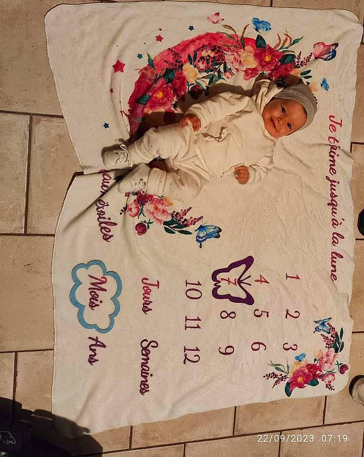 Layanah a rejoint le concours — aidez-le/la à gagner de superbes lots ! advertising, art, bag, banner, carmine, craft, creative_arts, font, graphics, headwear, illustration, joy, linens, magenta, pattern, peach, person, sleeve, t_shirt, textile