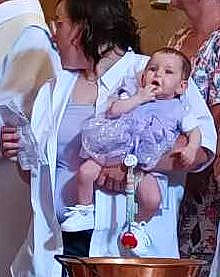 Layanah a rejoint le concours — aidez-le/la à gagner de superbes lots ! baby, baby_products, baby_toddler_clothing, chest, child, comfort, event, fun, gesture, happy, pattern, person, photo_caption, sharing, sitting, sleeve, thumb, toddler