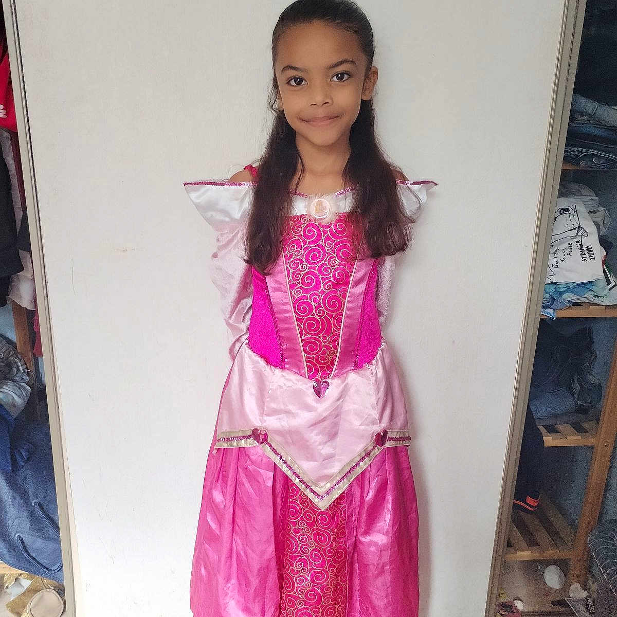 Mayna participe au concours pour gagner de l'argent avec cette photo : child, clothing, costume, dress, eveningdress, face, fashion, female, formalwear, girl, gown, hair, head, longsleeve, person, photography, portrait, purple, sleeve, standing