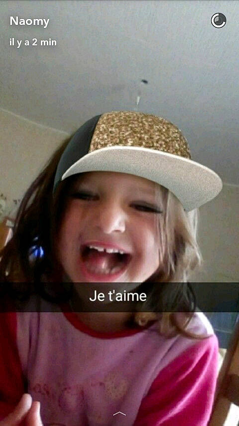 Alison a rejoint le concours — aidez-le/la à gagner de superbes lots ! cap, clothing, ear, face, fashion_accessory, finger, glasses, hat, head, headwear, joy, mouth, nose, organ, selfie