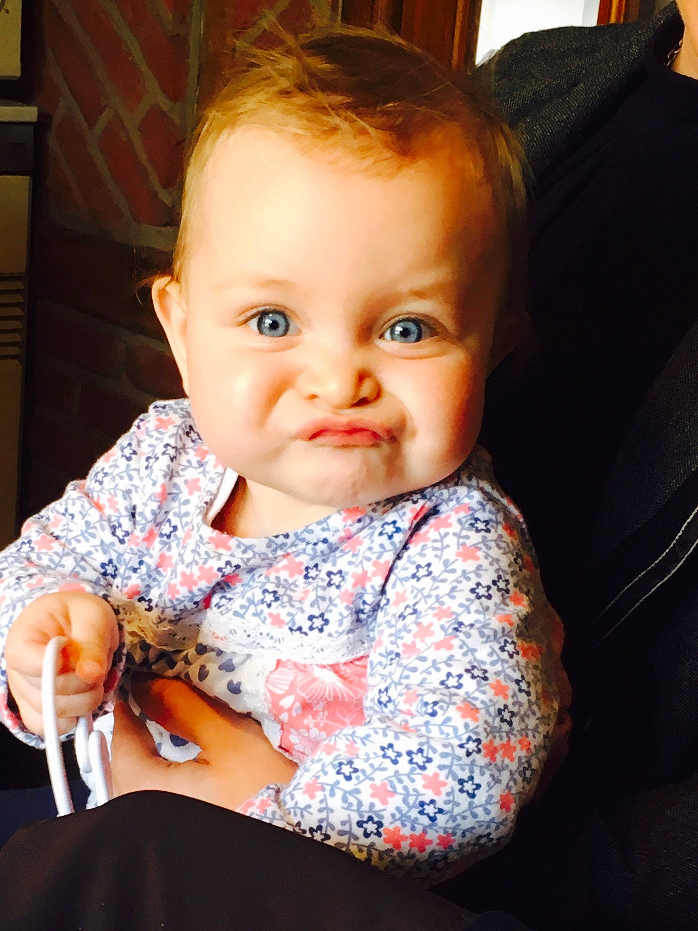 Louane participe au concours pour gagner de l'argent avec cette photo : child, dress, eye, girl, human_positions, infant, organ, person, portrait, skin, smile, toddler