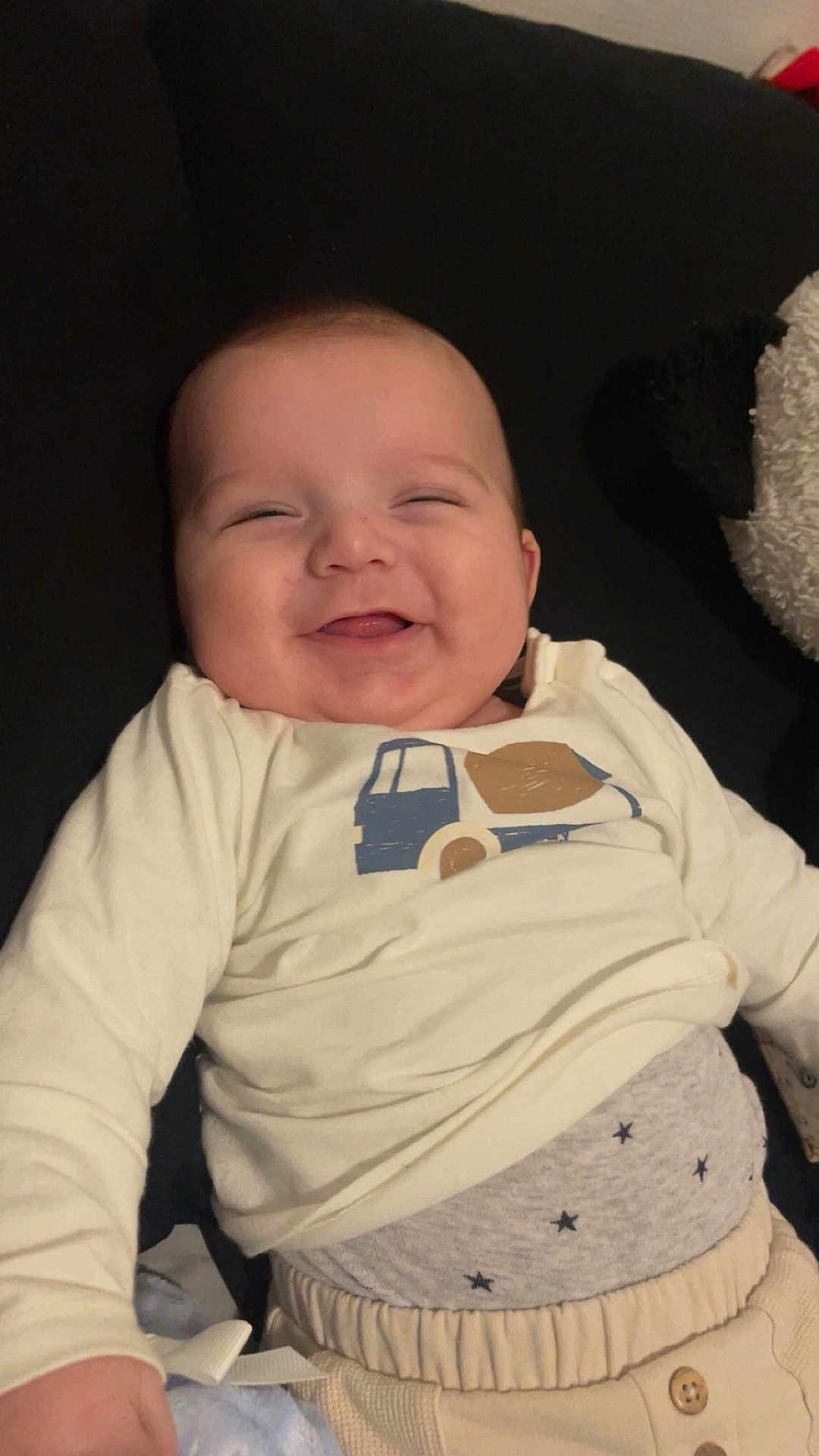 Myke a rejoint le concours — aidez-le/la à gagner de superbes lots ! baby, smiling, infant, clothing, shirt, plush_toy, happy, face, child, cute, cheeks, sitting, indoor, person, young_child, buttoned_pants, patterned_clothing, soft_toy, relaxed, joyful
