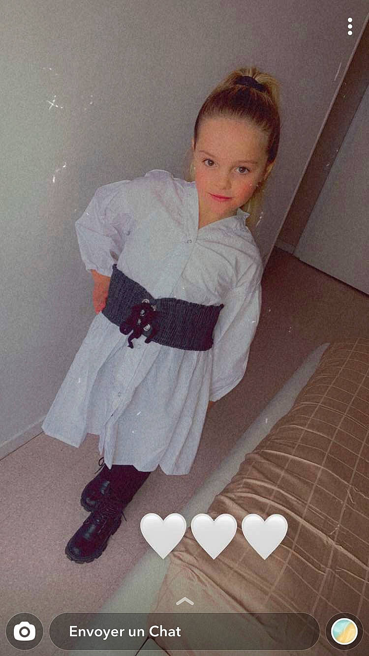 Shaini participe au concours pour gagner de l'argent avec cette photo : child, elbow, fashion_design, flooring, formal_wear, hairstyle, hand, hardwood, human_leg, knee, pattern, person, shoe, sitting, sleeve, sock, sportswear, thigh, vintage_clothing, waist