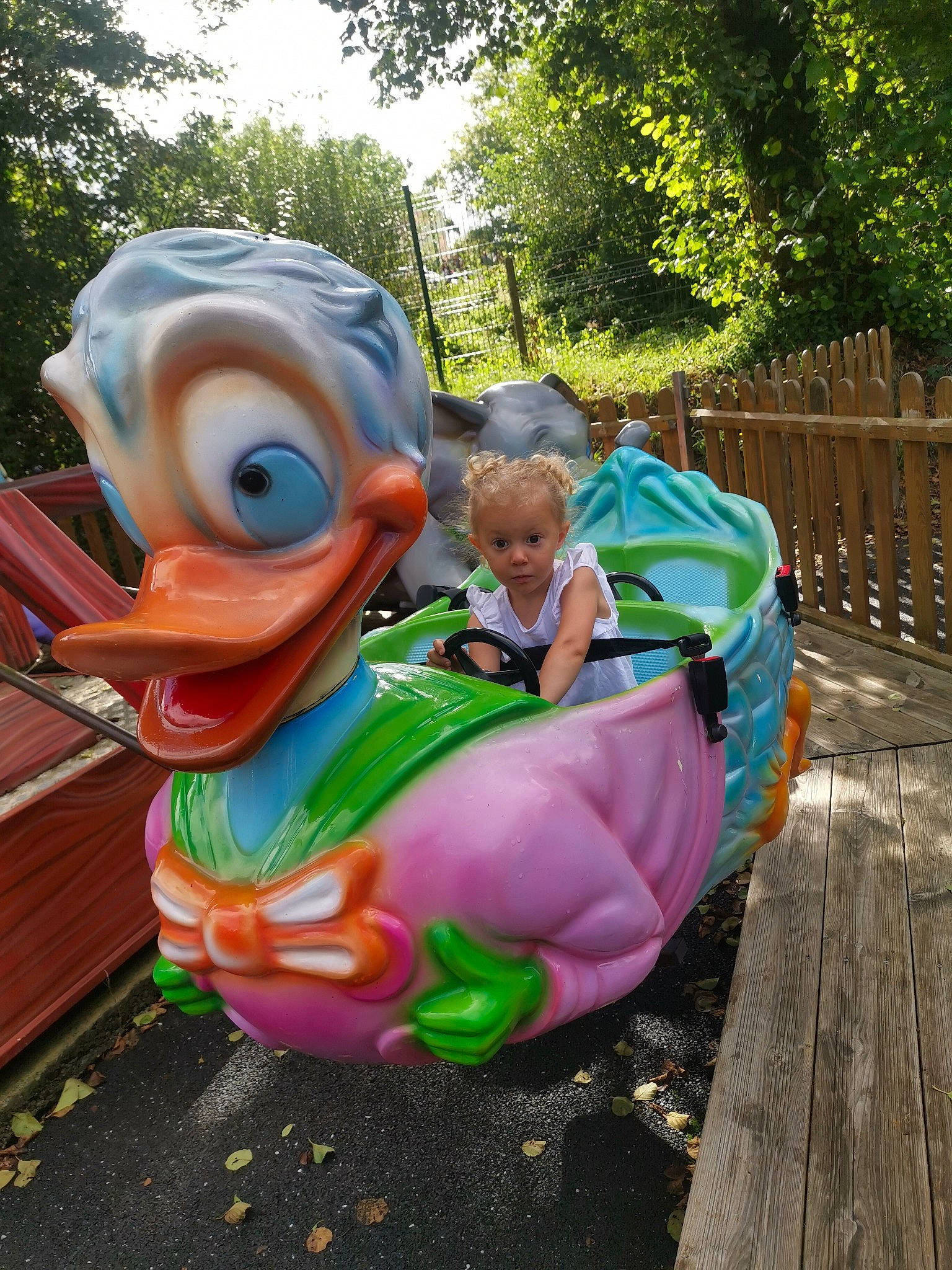 Hélyanna a rejoint le concours — aidez-le/la à gagner de superbes lots ! amusement_park, bird, botany, child, duck, fictional_character, fun, garden, lawn_ornament, leisure, nonbuilding_structure, park, person, plant, recreation, sculpture, surprise, vacation, water_bird