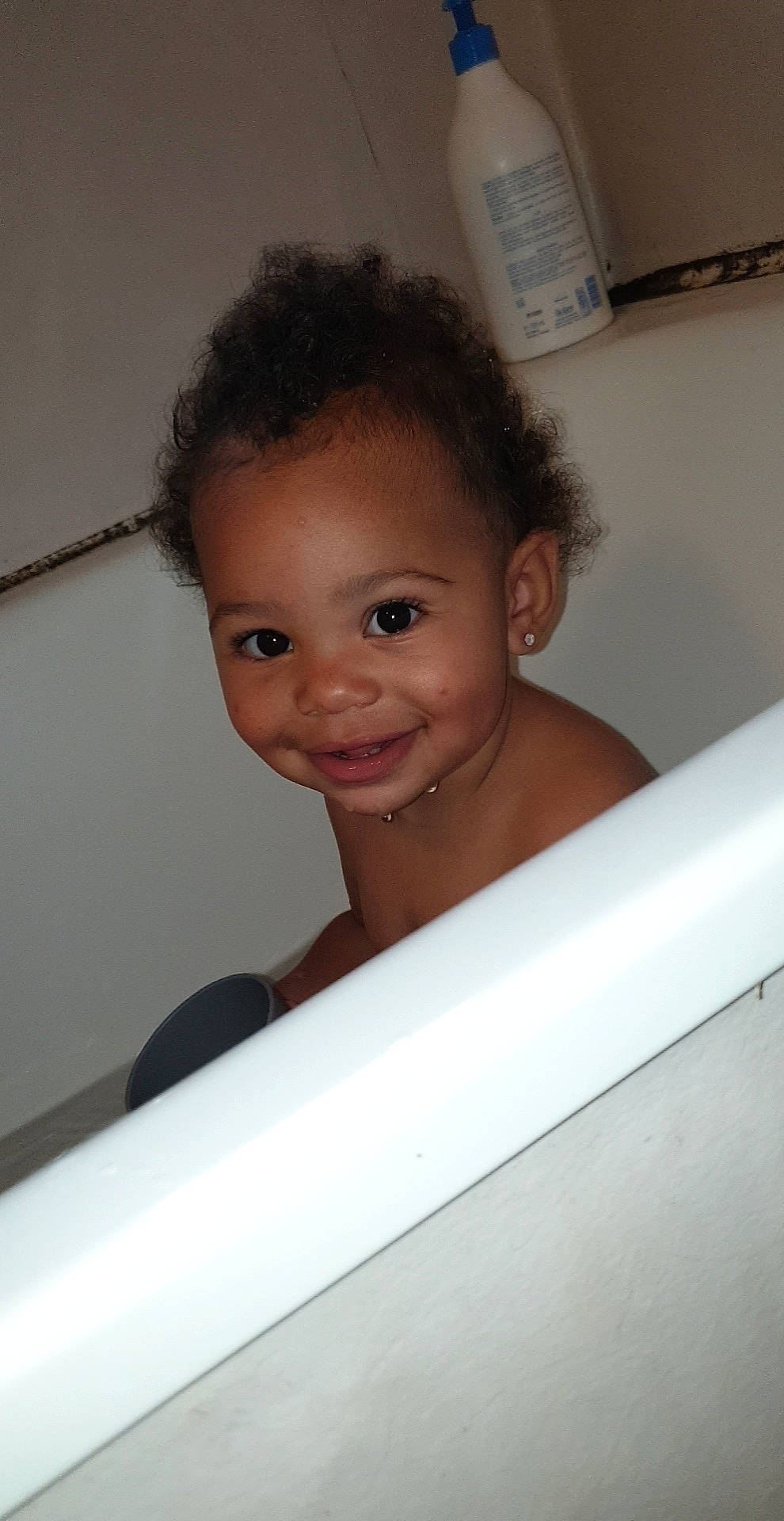 Mattyana participe au concours pour gagner de l'argent avec cette photo : bathing, cheek, chest, child, eye, eyebrow, eyelash, flash_photography, fun, happy, head, human_body, joy, laugh, nose, person, plumbing, plumbing_fixture, room, smile