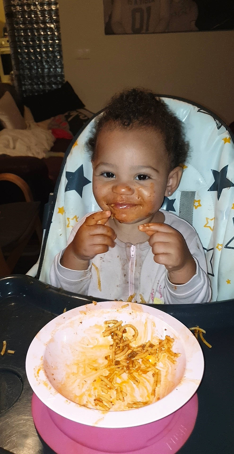 Mattyana participe au concours pour gagner de l'argent avec cette photo : chair, child, chinese_noodles, comfort_food, cuisine, dish, dishware, food, food_craving, fork, ingredient, joy, junk_food, noodle, person, plate, recipe, rice_noodles, smile, staple_food