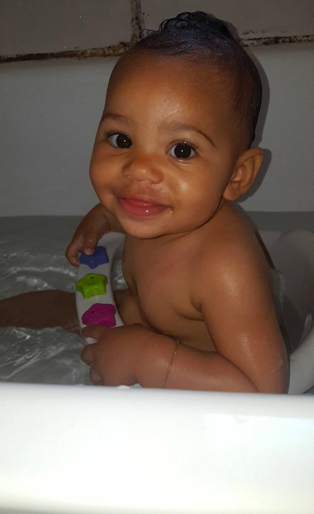 Mattyana a rejoint le concours — aidez-le/la à gagner de superbes lots ! baby_bathing, bathtub, cheek, ear, eye, eyebrow, eyelash, fluid, forehead, hair, head, human_body, joy, lip, mouth, muscle, neck, nose, person, skin