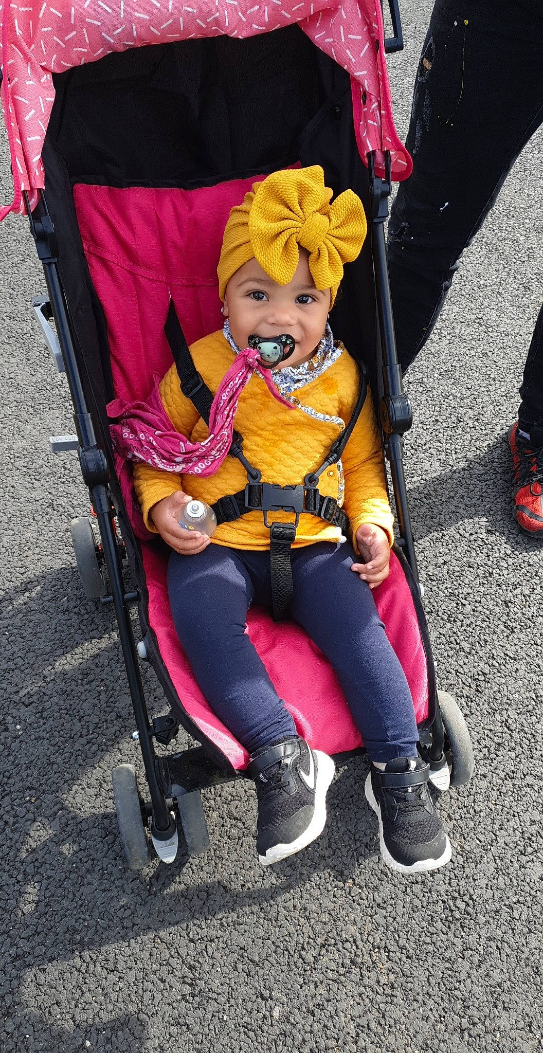 Mattyana participe au concours pour gagner de l'argent avec cette photo : baby_carriage, boot, chair, event, fashion_accessory, folding_chair, footwear, hat, headwear, lap, leg, magenta, motor_vehicle, person, pink, plant, purple, recreation, shoe, sneakers