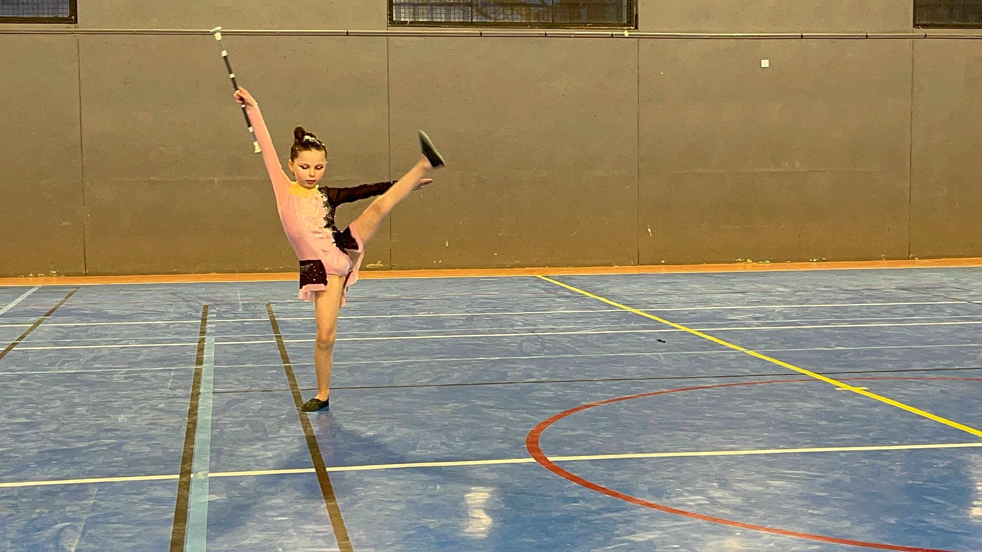 Ennélya a rejoint le concours — aidez-le/la à gagner de superbes lots ! child, girl, gymnastics, rhythmic_gymnastics, sports_court, blue_floor, baton, pink_outfit, black_outfit, indoor, sport, performance, pose, dance, athlete, young, balance, concentration, floor_markings, gymnasium