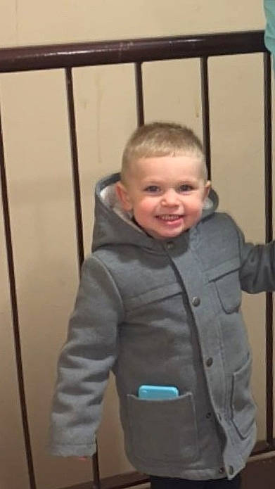 Lévy participe au concours pour gagner de l'argent avec cette photo : baby_toddler_clothing, button, cheek, child, eye, face, fun, hair, happy, hoodie, jacket, joy, overcoat, person, room, sitting, skin, sleeve, smile, toddler