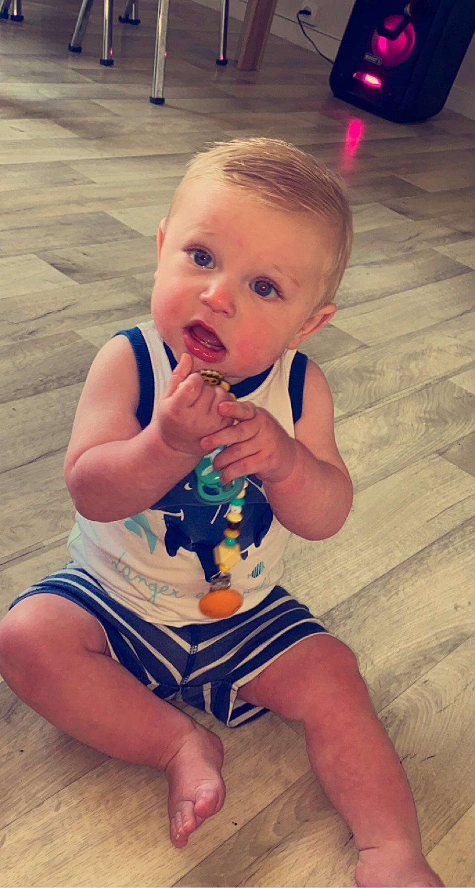 Lévy a rejoint le concours — aidez-le/la à gagner de superbes lots ! baby, baby_toddler_clothing, cheek, dress, face, finger, flooring, hand, happy, iris, joint, leg, mouth, muscle, organ, person, shoulder, skin, surprise, thigh