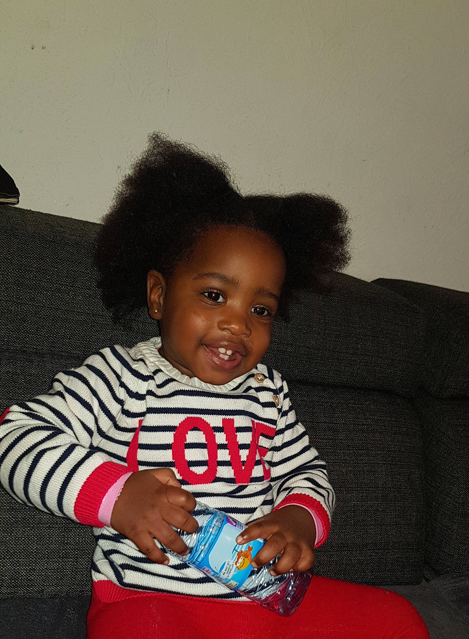 Daisy a rejoint le concours — aidez-le/la à gagner de superbes lots ! afro, baby, baby_toddler_clothing, cheek, child, comfort, couch, eye, flash_photography, fun, happy, iris, joy, lip, nose, person, room, sitting, skin, sleeve